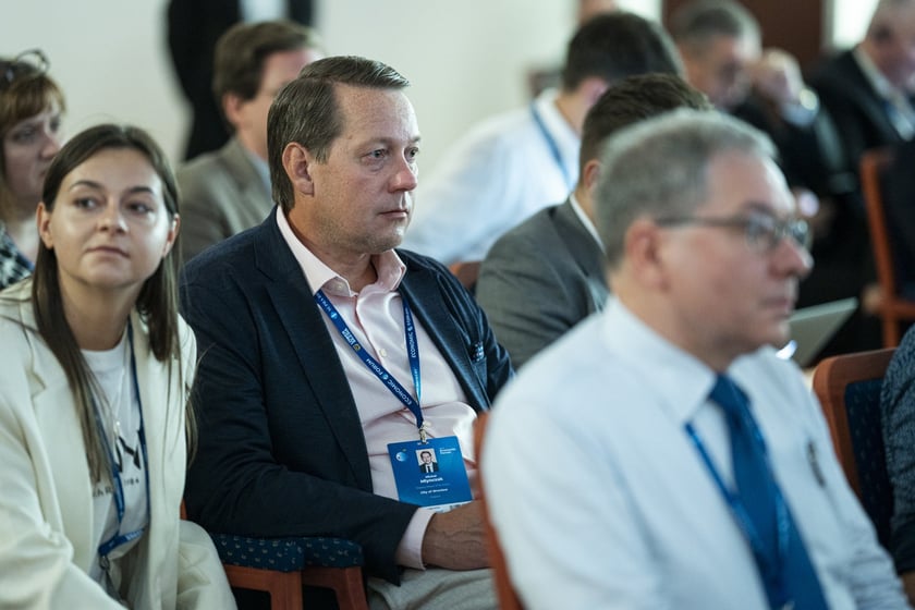 Forum Ekonomiczne w Karpaczu. Dyskusja &bdquo;Rosyjska propaganda i dezinformacja jako broń w geopolityce&rdquo; zorganizowana przez Biuro Wsp&oacute;łpracy z Zagranicą Urzędu Miejskiego Wrocławia